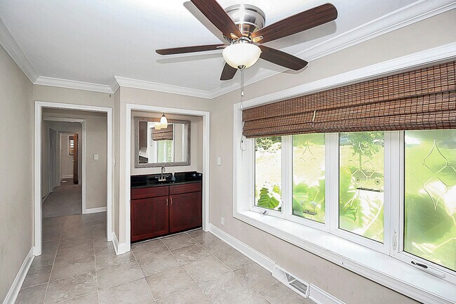 Foyer and mini-bar at eat-in kitchen - 5416 Guildbrook Rd
