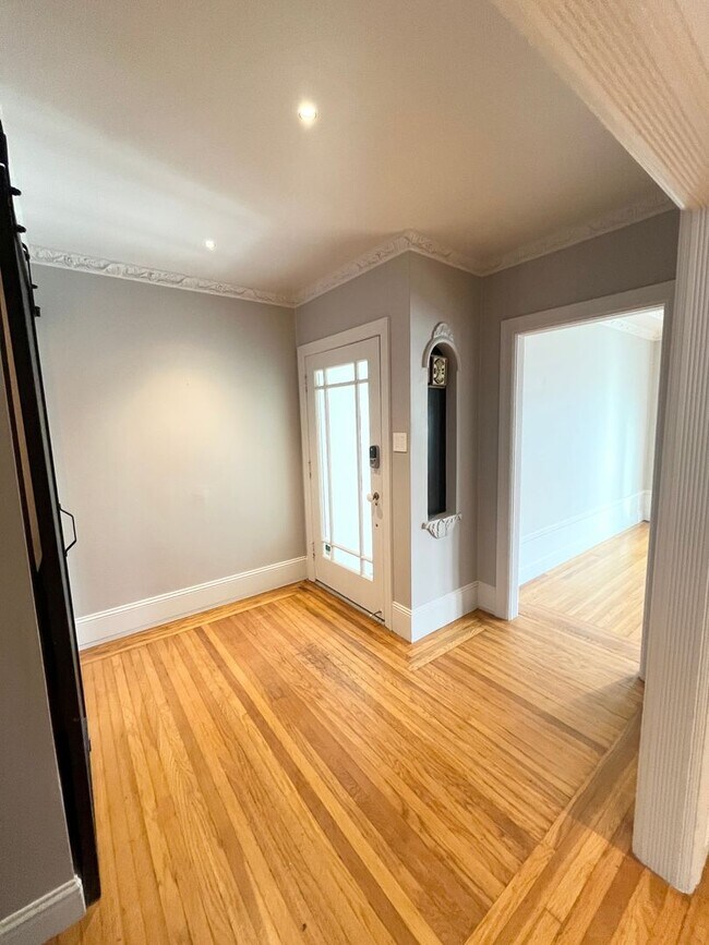 Building Photo - High End Renovation, Dog Friendly, Parking...