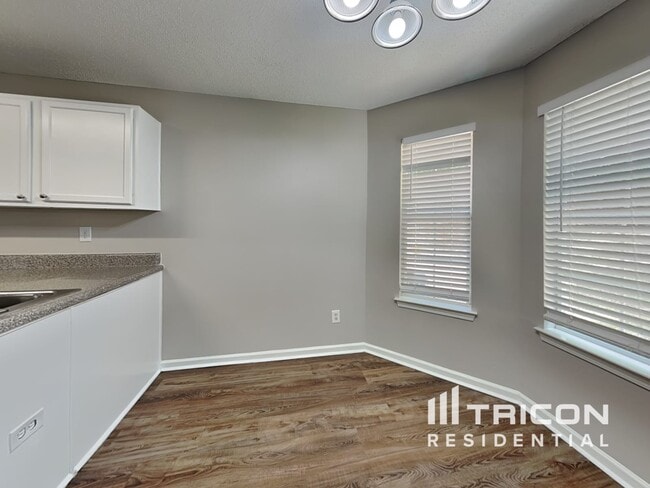Building Photo - 3480 Cameo Ct