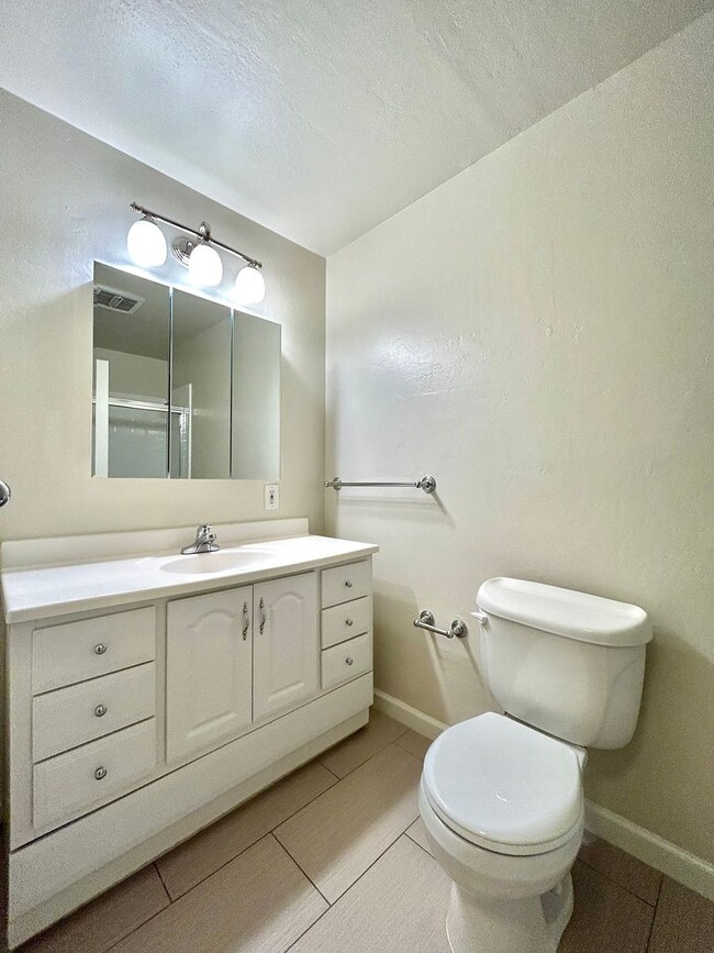 Building Photo - Beautiful top floor 1 bed/1 bath Apartment available NOW!