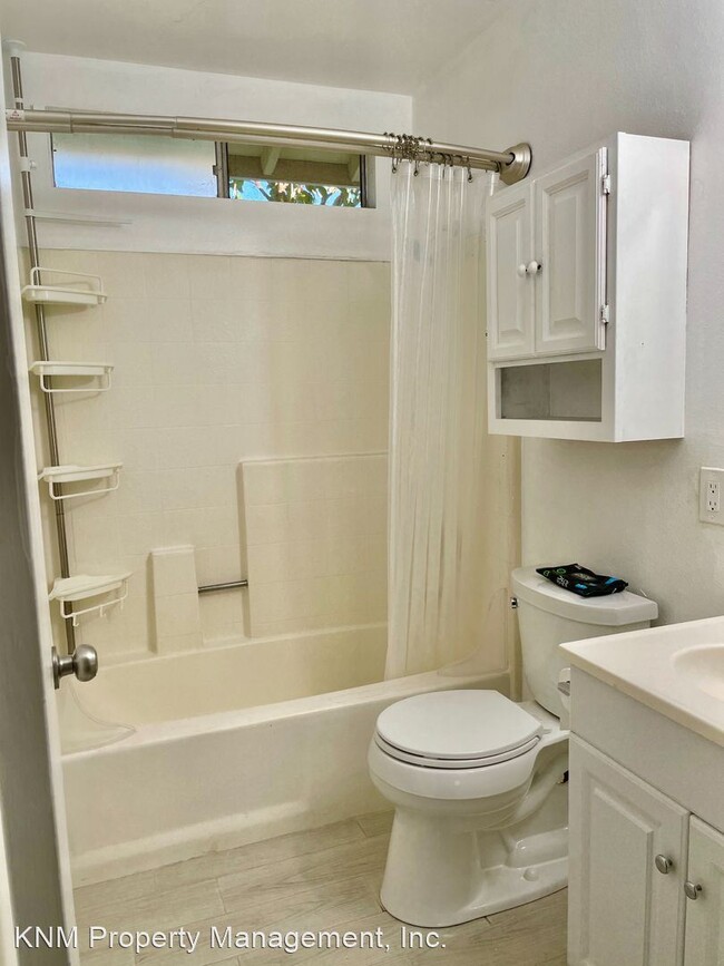 Building Photo - 2 br, 1.5 bath House - 465 E. 234th Wlk