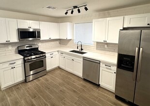 Building Photo - 2732 W Tuckey Ln