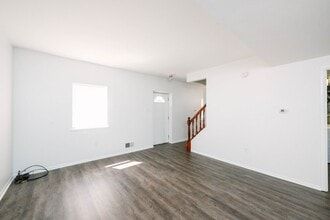 Building Photo - 502 Suismon St