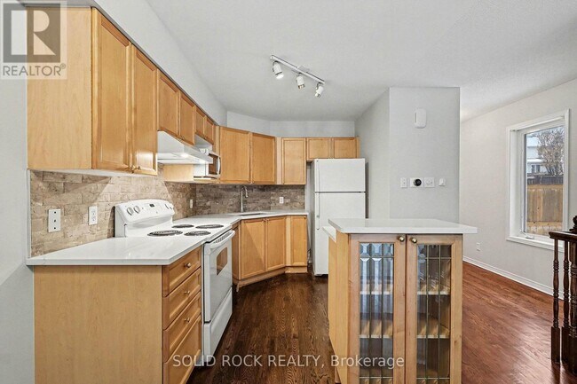 Building Photo - 17 Festive Private