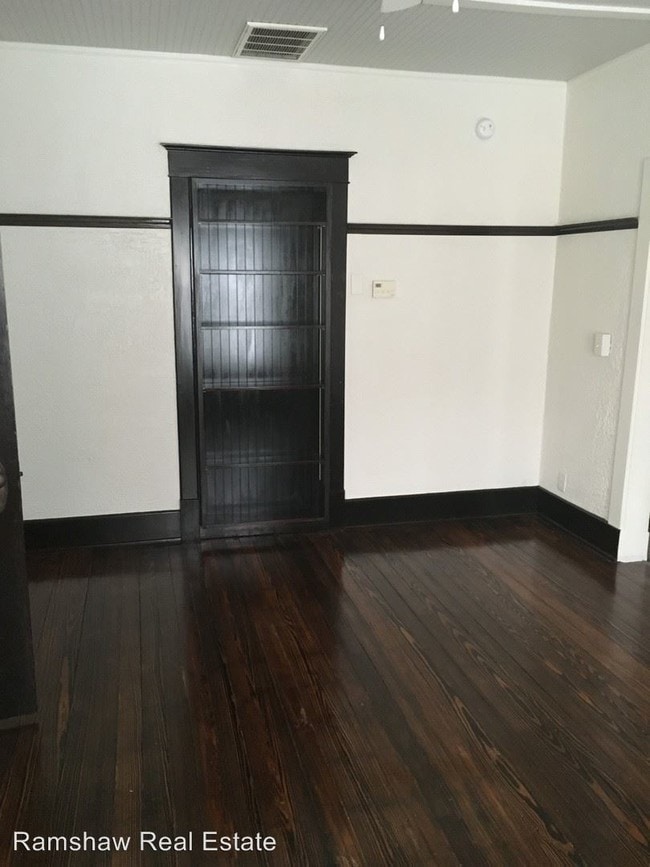 Building Photo - 1 br, 1 bath Apartment - 311 W. Columbia