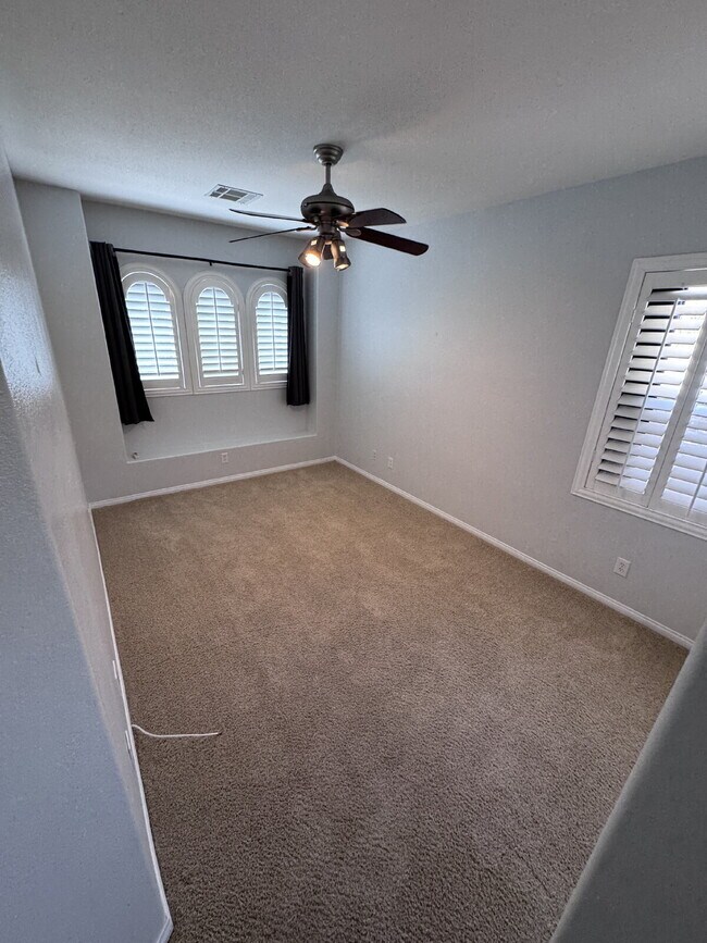 Building Photo - Centennial Hills 4-bedrooms with 2.5 bath