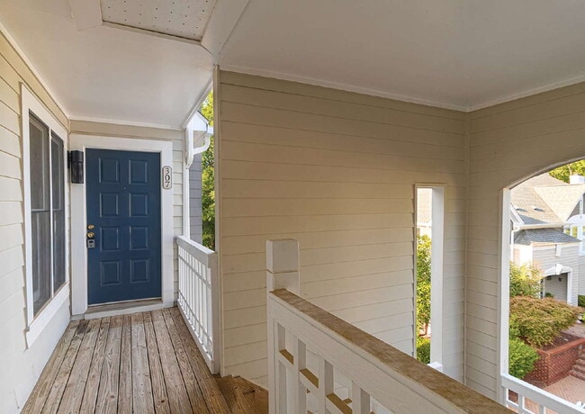 Building Photo - Chic & Cozy Condo in the heart of Raleigh!