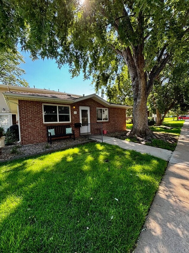 Beautifully Updated 2-Bedroom Townhome in ... - Beautifully Updated 2-Bedroom Townhome in ...
