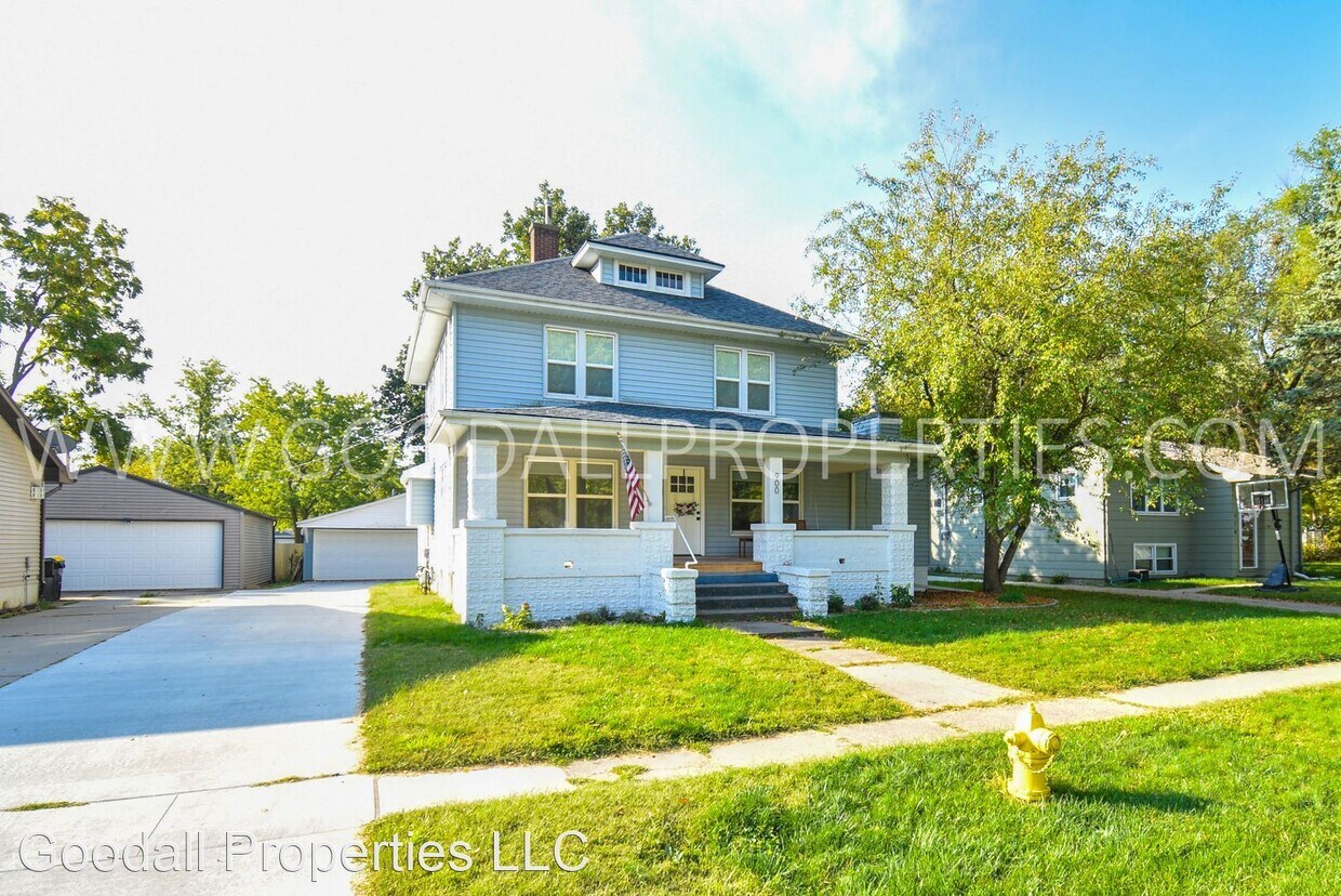 Foto principal - 4 br, 2 bath House - 900 Maple St