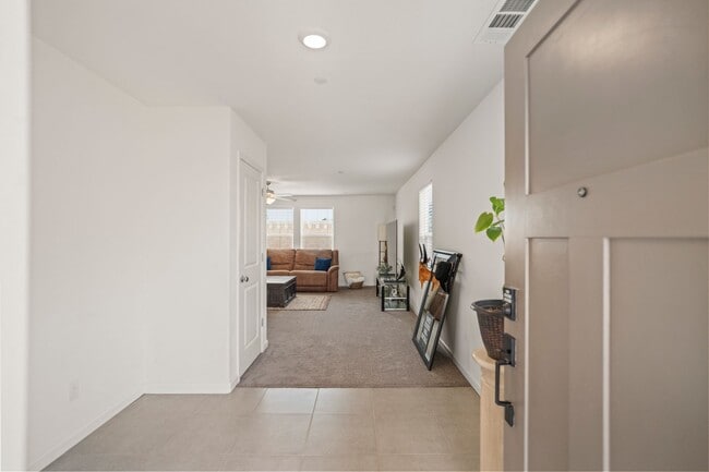 Building Photo - Multi-Generational Home!