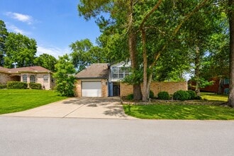 Building Photo - 9 Lakeview Manor