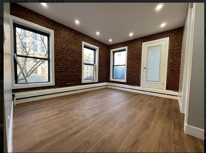 Primary Photo - 220 Roebling St