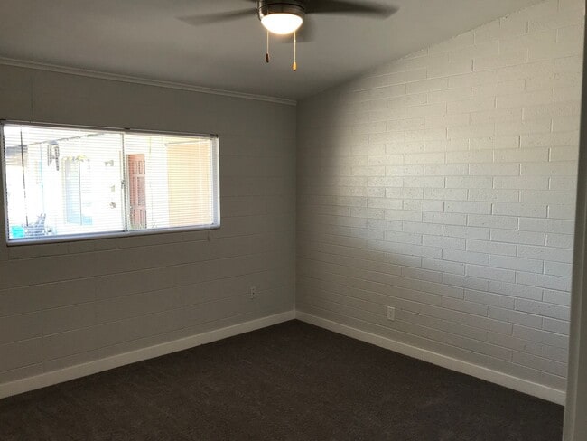 Building Photo - 3 bedroom updated Townhome