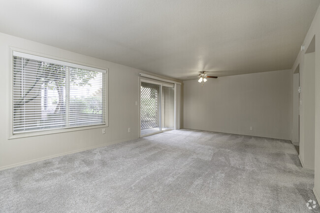 1BR, 1BA - 670SF Living Room - Knoll West