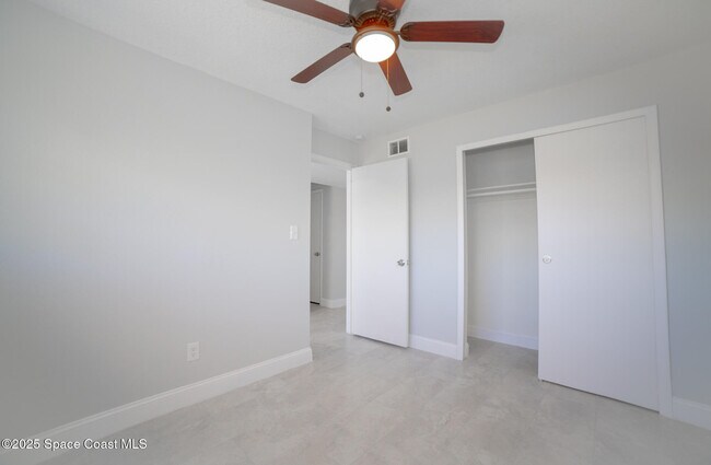 Foto del edificio - 230 W Towne Pl