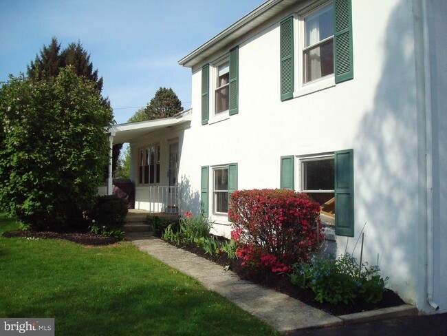 Building Photo - 1346 Faucett Dr