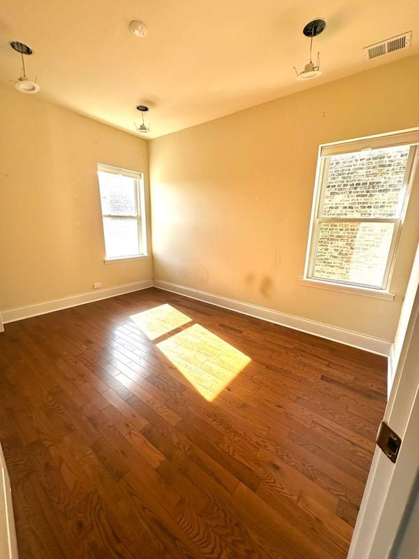 Building Photo - 1145 W Lunt Ave