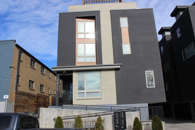 Foto del edificio - You’ll fall in LOVE with the VIEW! Convenient Location!