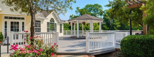 Foto del edificio - 100 Lakeshore Dr NE