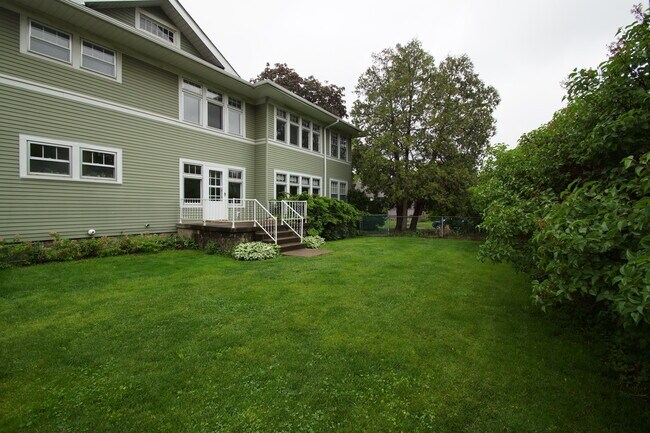 Building Photo - 2523 LeClaire St