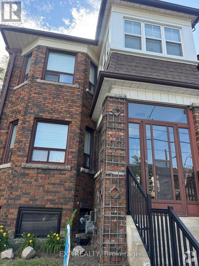 Building Photo - 380 Jane St