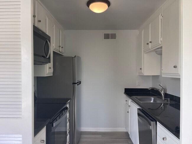 Foto del edificio - Gated & Remodeled 1br/1ba on Lake near Pool
