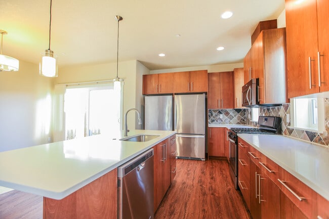 Building Photo - 900 SW Grove St