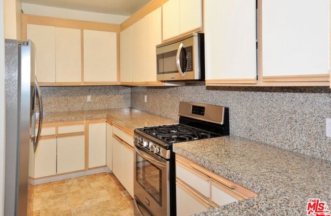 Foto del edificio - 2222 Beachwood Dr