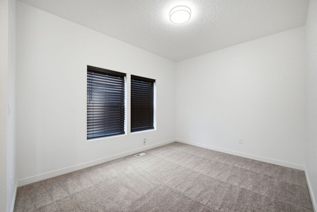 Building Photo - 394 W Pkwy Dr