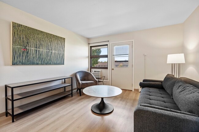 Foto del edificio - 1601 N Randall Ave