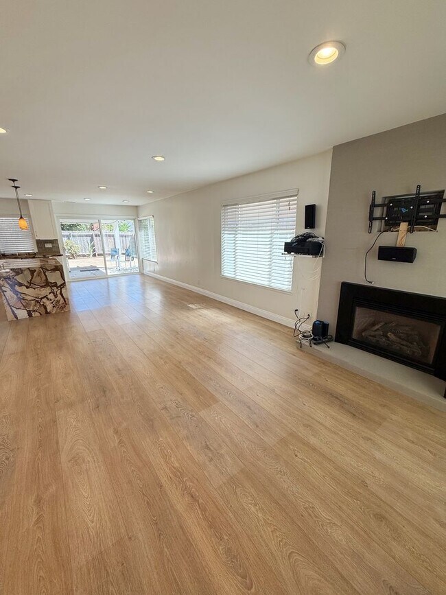 Foto del edificio - Beautifully Upgraded 4 Bed/2 Bath Single-L...