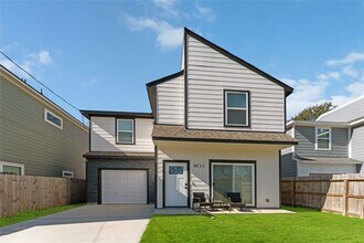 Building Photo - 9711 Beckley St