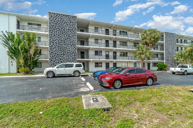Foto del edificio - Move-In Ready 55+ Condo | 2BR/2BA | Granite Kitchen | Cape Coral