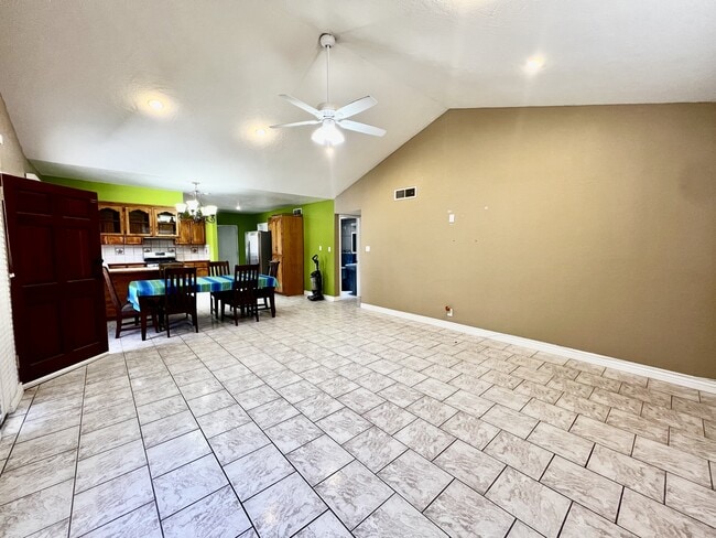 Foto del edificio - 14624 Eston Pl