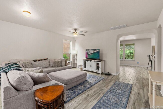 Building Photo - Charming Home Awaits: Spacious & Modern Li...