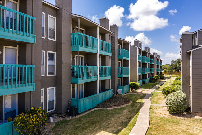 Balcones con vista a los terrenos espaciosos - Four Winds Apartment Homes