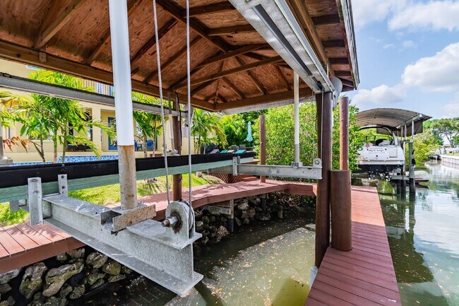 Foto del edificio - FURNISHED WATERFRONT 4 BED 3 BATH POOL HOM...