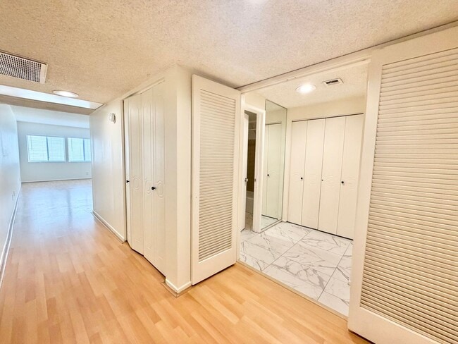 Building Photo - AVAILABLE NOW!! Studio - 1 Bathroom Condo near Downtown Palm Springs!