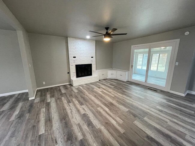 Building Photo - Gorgeous Remodeled 3 Bedroom 1.5 Bath House!!