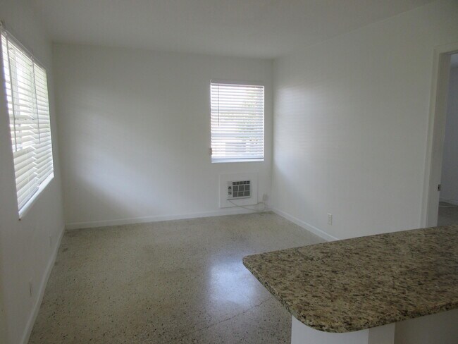 Foto del edificio - 1122 N H St