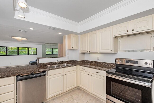 Foto del edificio - 3200 Port Royale Dr N