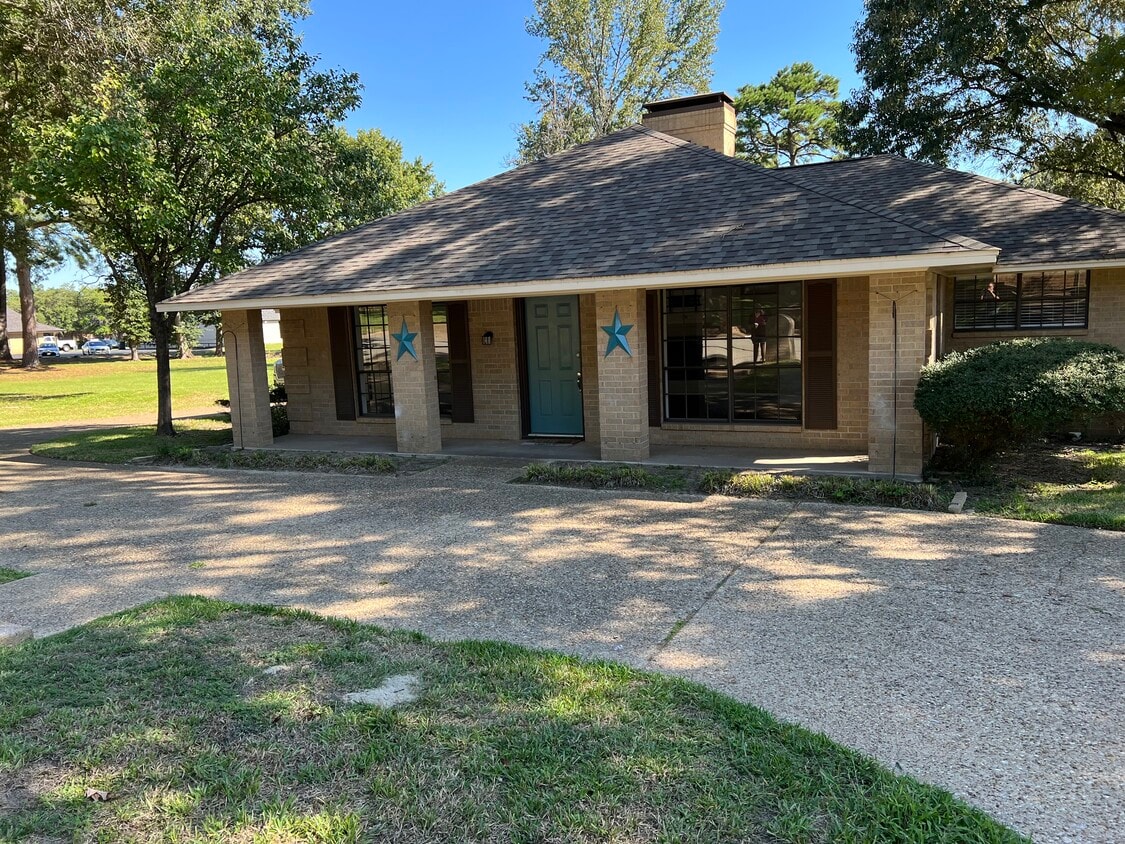 714 Woodland Hills Drive - includes circle drive, long driveway and double garage - 714 Woodland Hills Dr