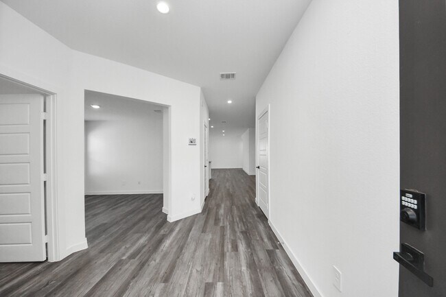 Foto del edificio - 8747 Cedar Elm Pass