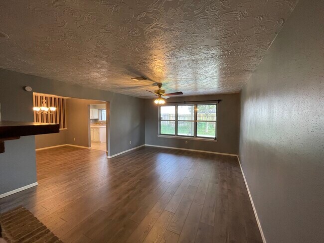 Building Photo - 16719 Cobble Ridge Dr