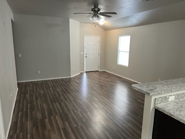 Foto del edificio - Updated Flooring and Paint - Mustang Schools