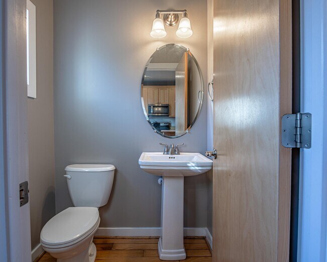 Área de estar Medio baño - 1013 Linden Ave