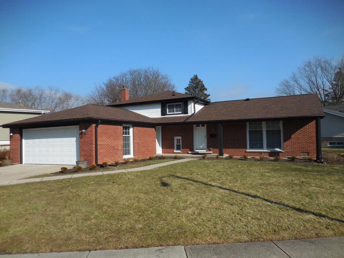 Primary Photo - 2011 N Elizabeth Dr