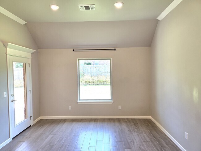 Building Photo - 600 Dardanelle Pass