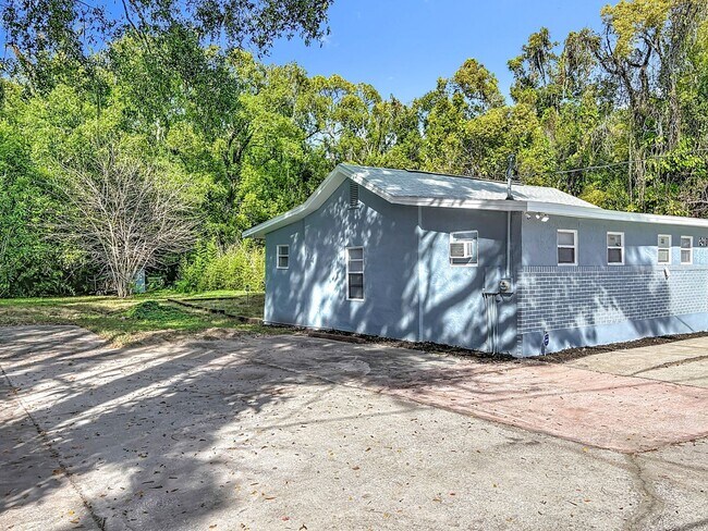 Foto del edificio - 2 bed/1.5 bath Single-Family Home on Large Lot in Sanford!