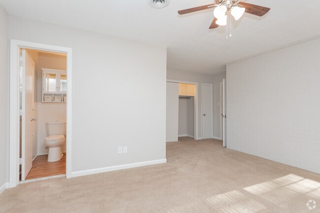 1BR, 1BA - 950SF Classic - Bedroom - Morganton Arms Apartments